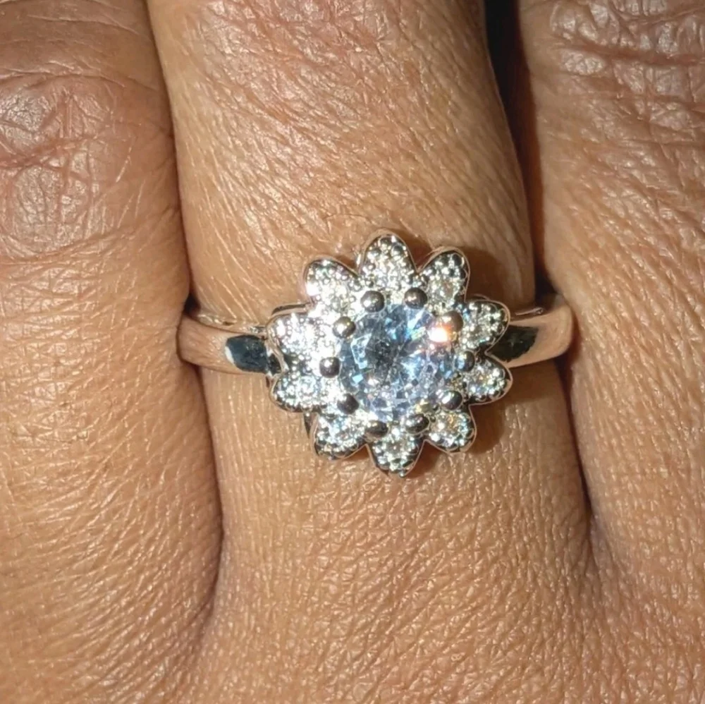 Elegant 925 Sterling Silver Floral Ring Sz 8